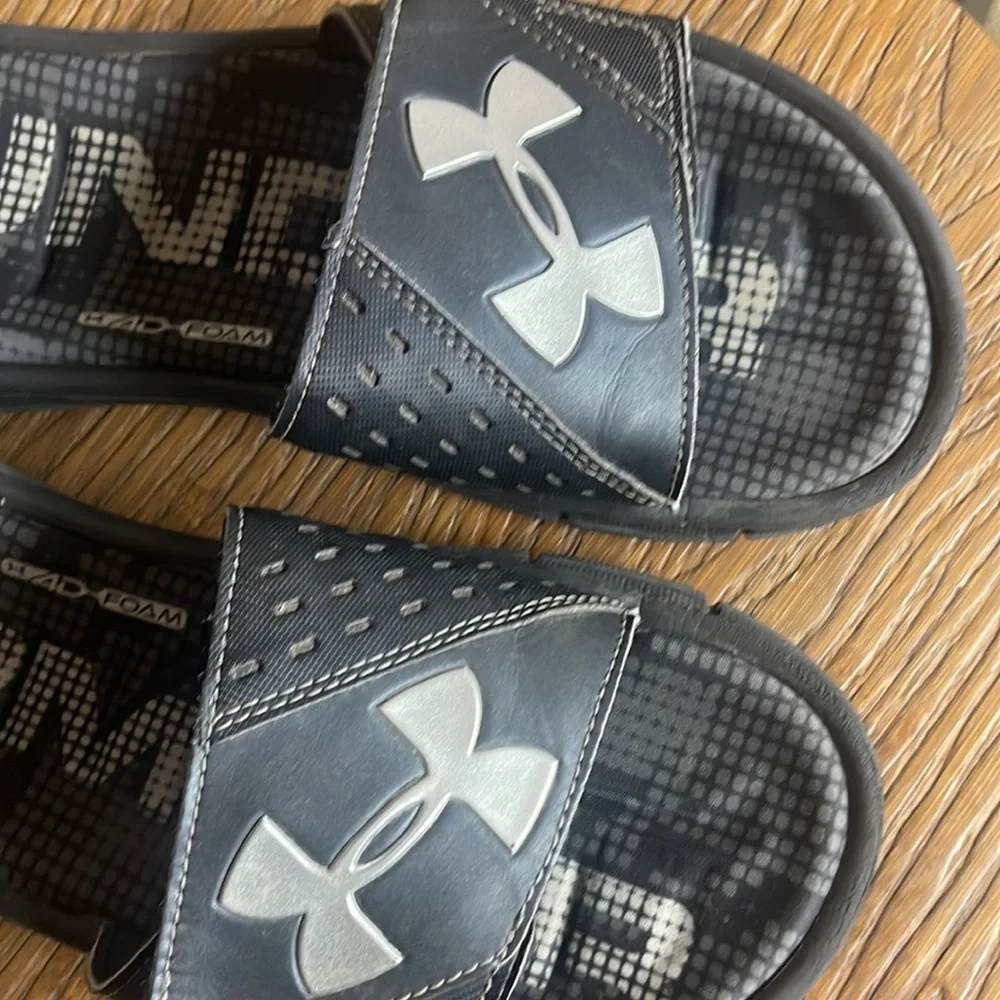 Under Armour4D foam black slide sandals. Size 6 Y